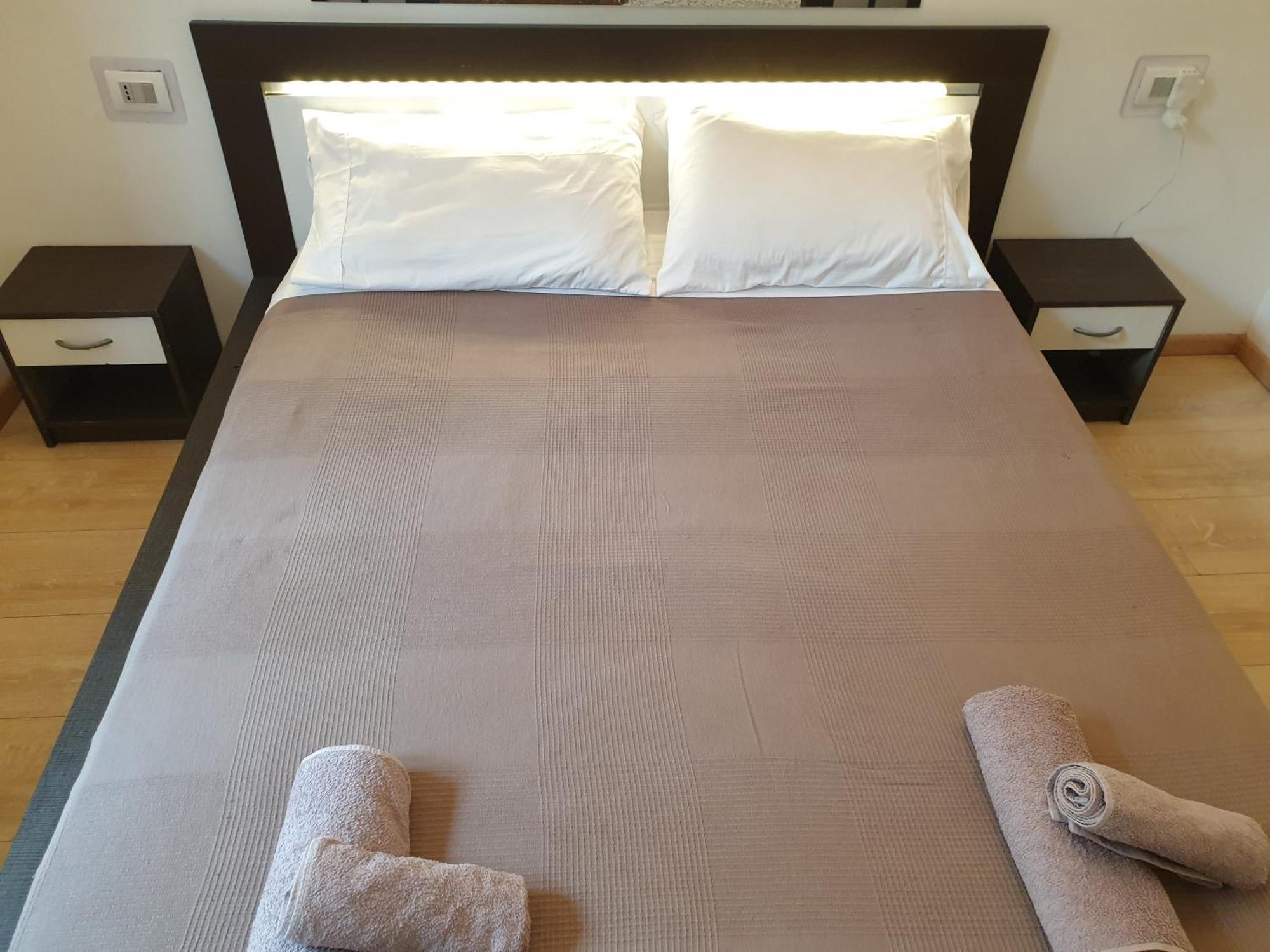 Your Lovely Home, Porta Venezia-1 Queen Bed, 3 Single Beds, 1 Sofa Bed- Mediolan Zewnętrze zdjęcie